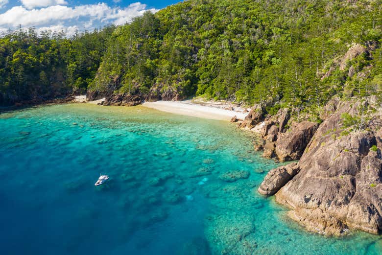 Sailing around the stunning beaches of the Whitsundays