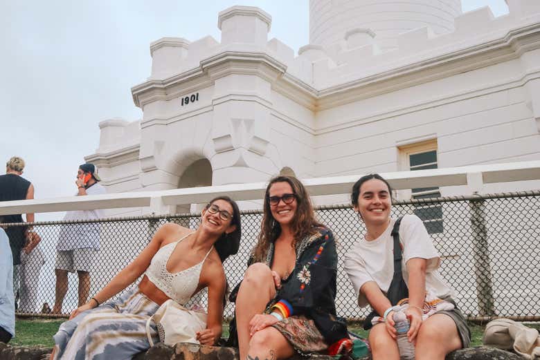 Foto con il faro sullo sfondo