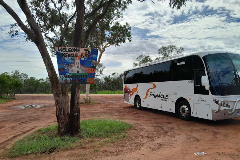 Autobús junto al cartel de Beagle Bay
