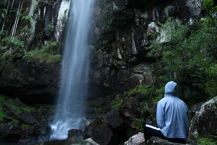 Admirando a cachoeira