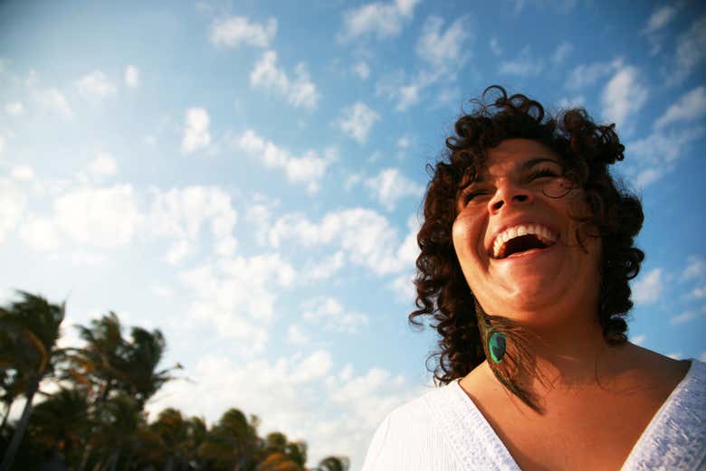 Uma mulher sorridente na natureza australiana