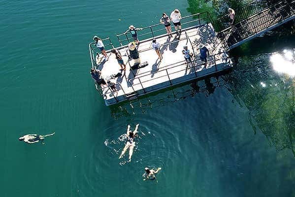 Grupo nadando no lago Eacham