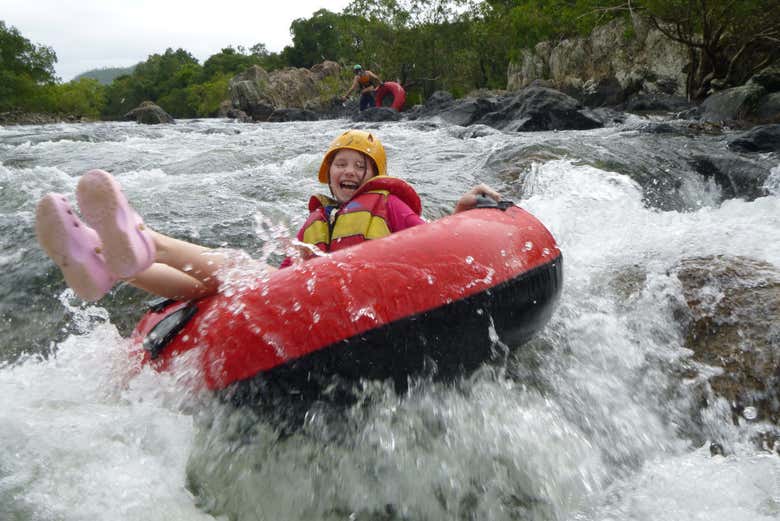 Niña practicando tubing