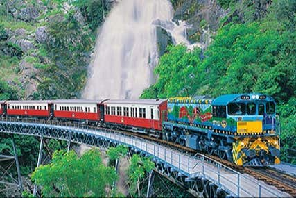 Tren panorámico en un bello entorno