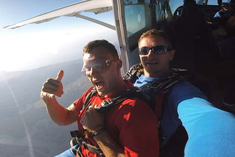 Preparados para o salto de paraquedas