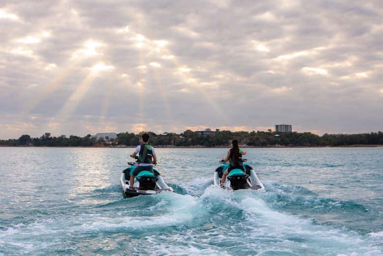 Regardez le coucher de soleil depuis le jet-ski