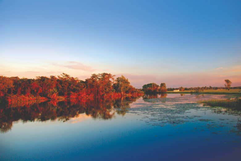 Navigation sur les eaux teintées de jaune et d'orange