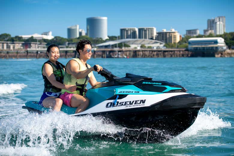 Un couple sur un jet-ski à Darwin