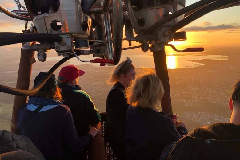 Vol en montgolfière au lever du soleil