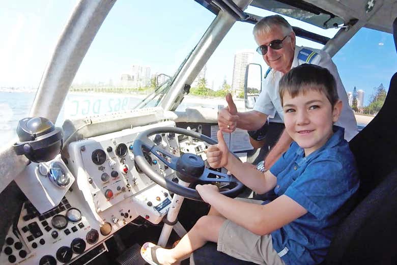 Enfant conduisant le bus amphibie