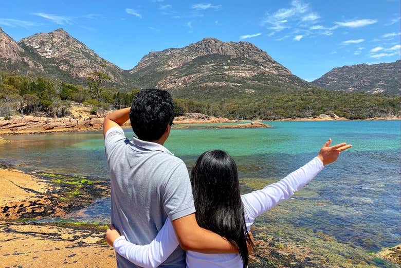 Casal em Wineglass Bay
