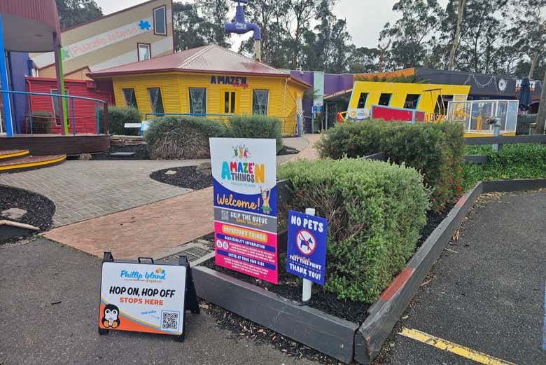 Parada frente al parque temático A Maze N Things