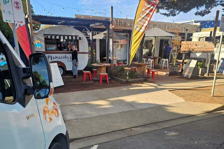 Una parada junto a un mercado 