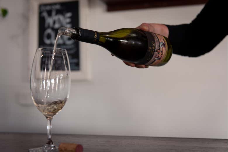 Dégustation d'un verre de vin blanc à Margaret River