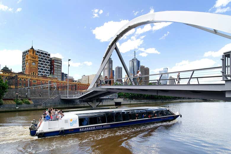Le bateau naviguant dans la ville de Melbourne