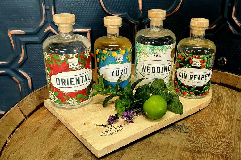 Las botellas de ginebra en la destilería
