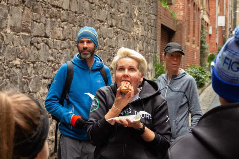 Disfrutando del primer bocado al dónut