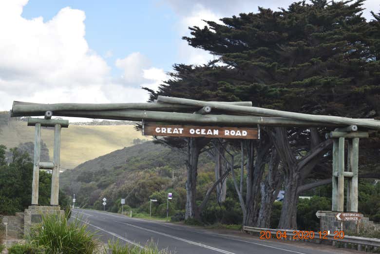 Take a photo by the Great Ocean Road sign