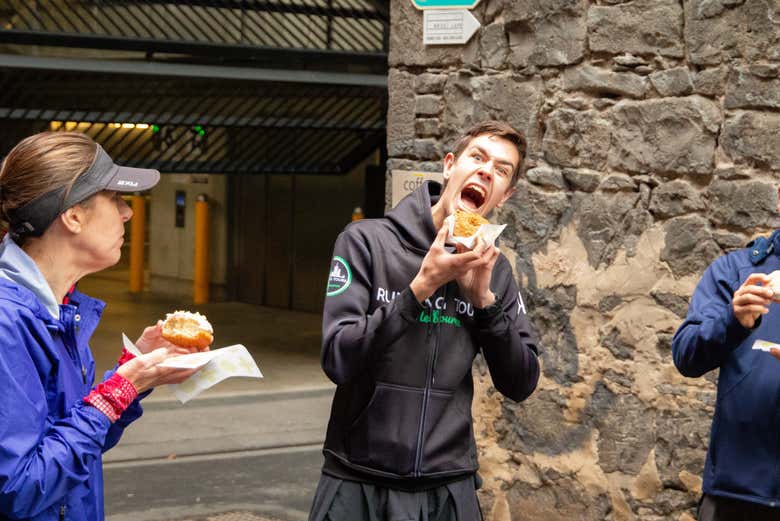 Probando un delicioso dónut