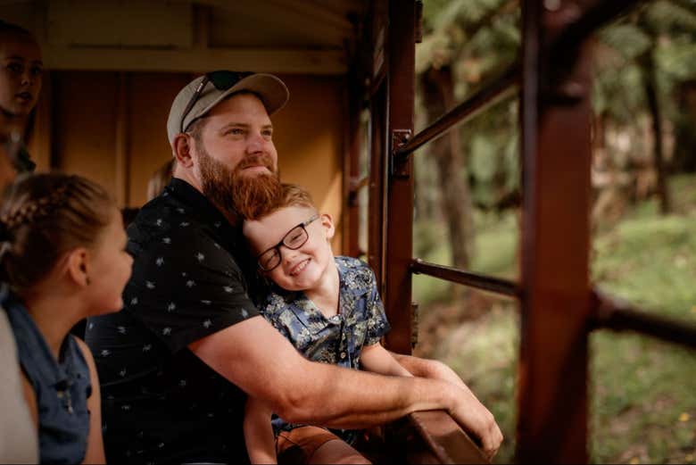 Desfrutando do passeio de trem com a família