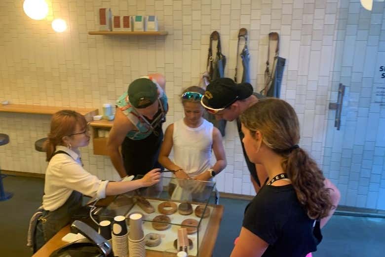 Escogiendo los deliciosos dónuts