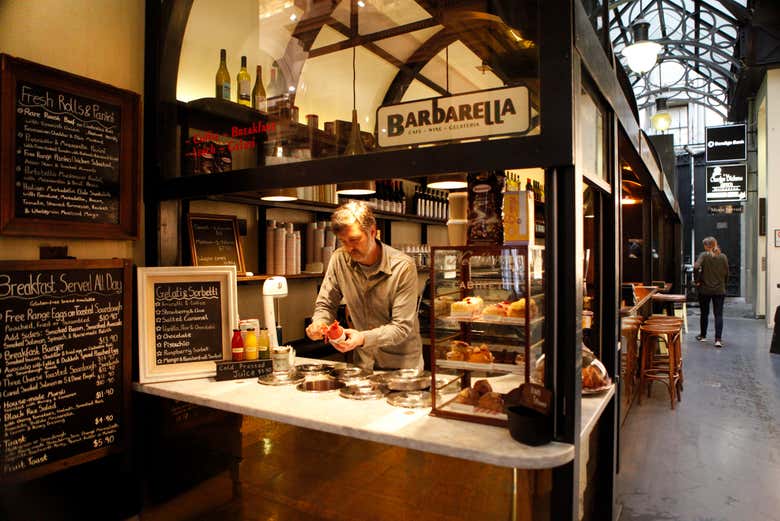 Conoceremos locales típicos como el Barbarella Cafe