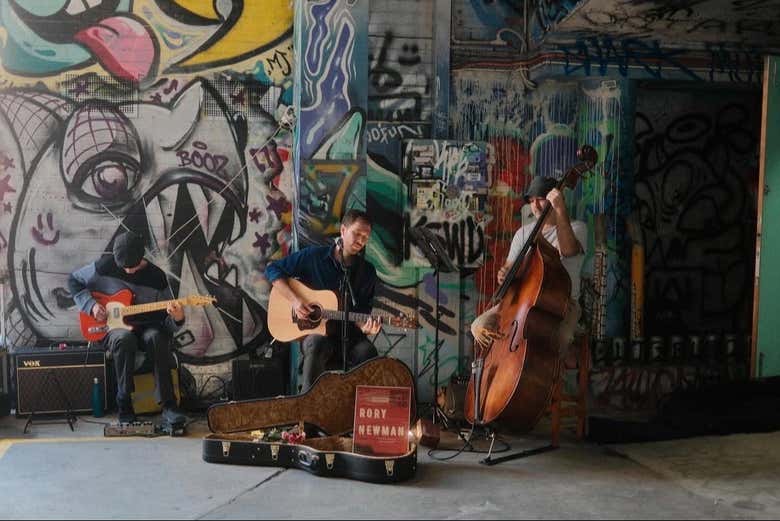 Tres músicos tocando en la calle