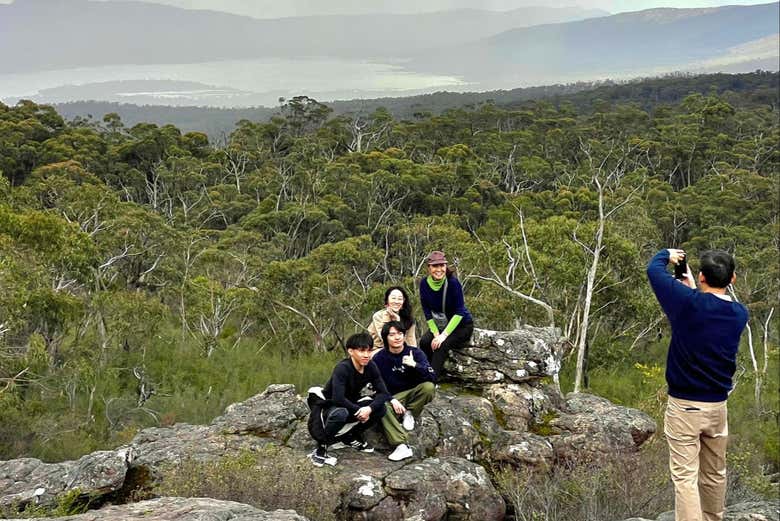 Uma foto de grupo com a paisagem ao fundo