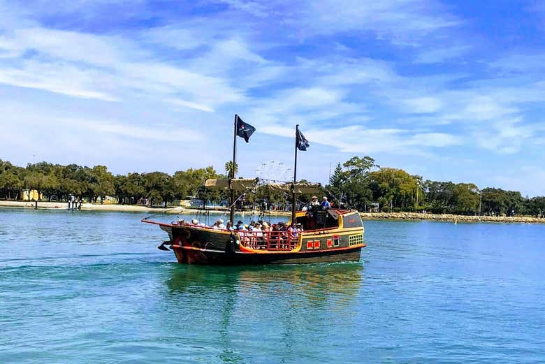 Desfrutando do passeio de barco pirata