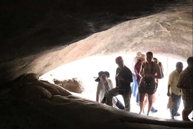 Explore as lendas misteriosas na Caverna de Mulka