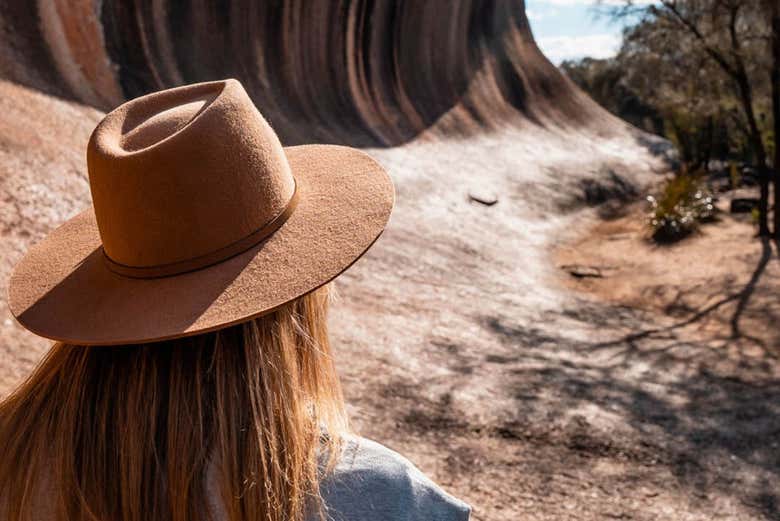 Contemplando a majestosa onda de pedra gigante, a Wave Rock