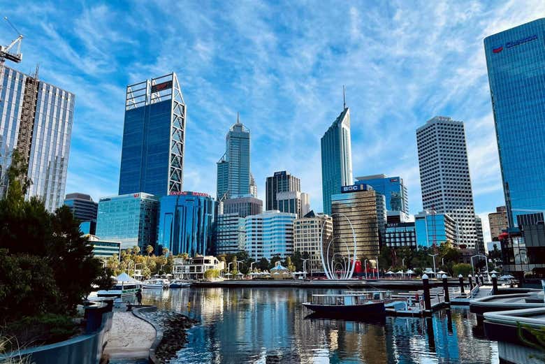 Admire Elizabeth Quay