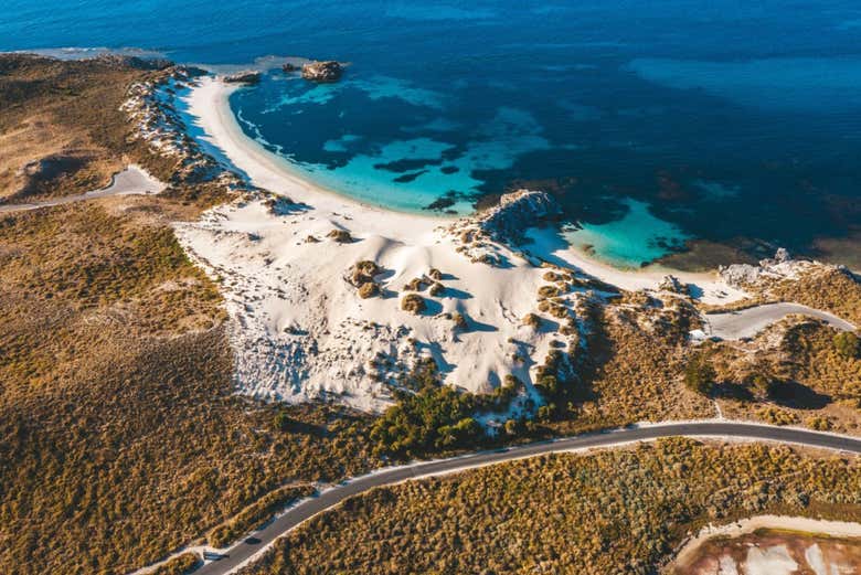 Praia de areia branca na ilha de Rottnest