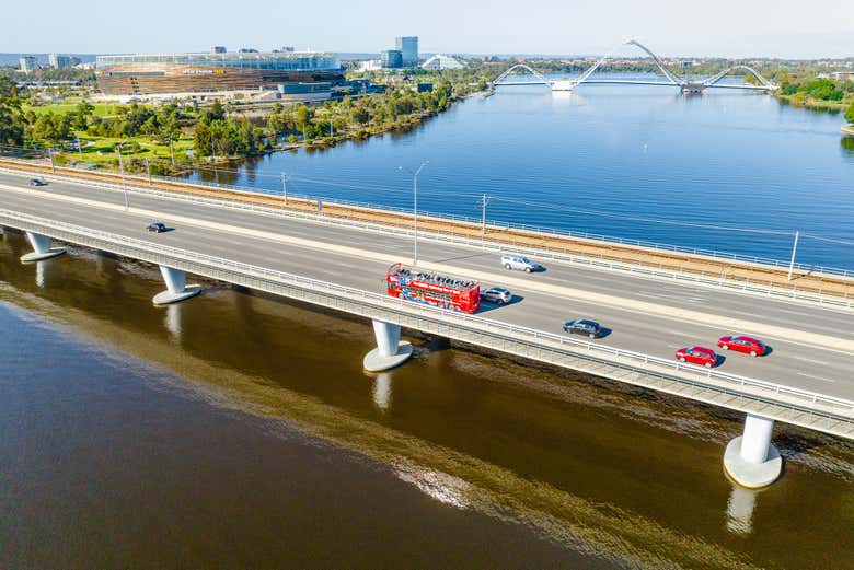 Atravessando uma das pontes da cidade