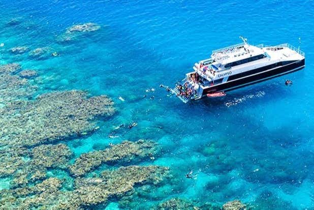 Navegaremos a bordo do catamarã Calypso