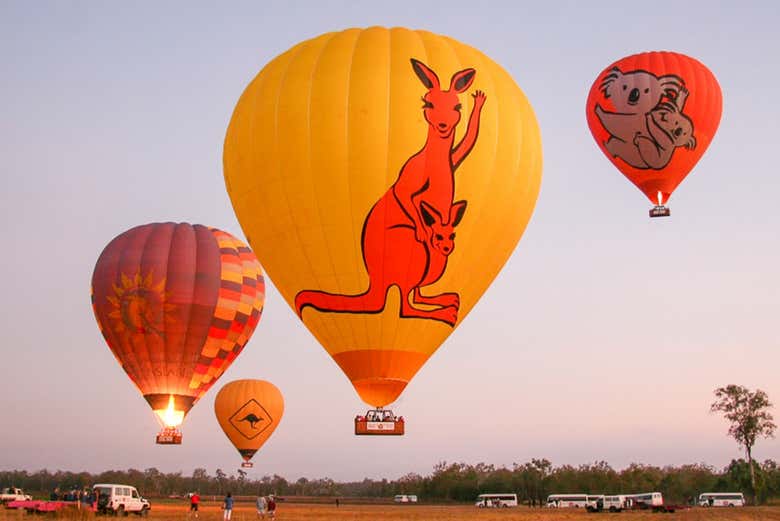 Voando de balão ao amanhecer