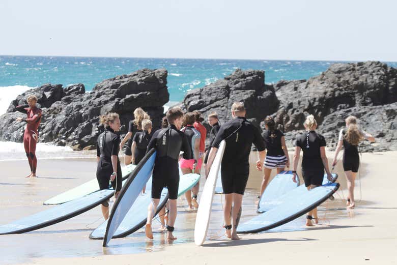 Groupe de surfeurs sur la plage de Double Island Point