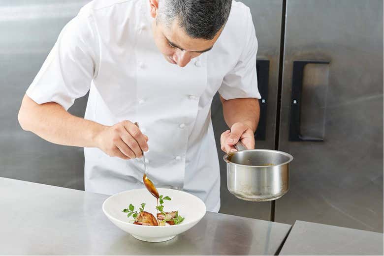 Un chef australien en train de préparer la cuisine