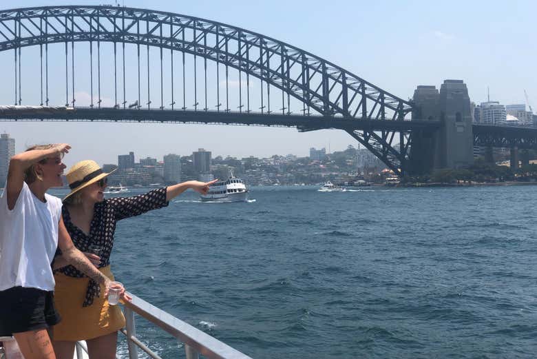 Disfrutando del paseo en barco por la bahía de Sídney