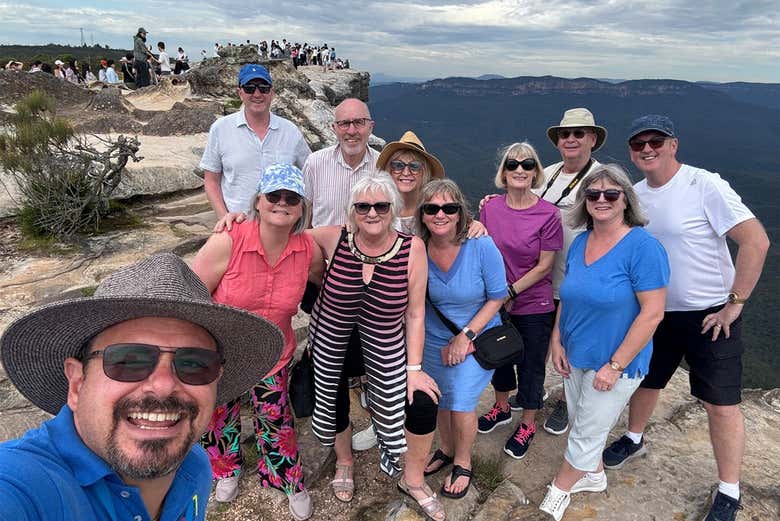 Foto de grupo en un mirador de las Montañas Azules