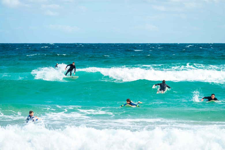 Practicando surf en Bondi Beach