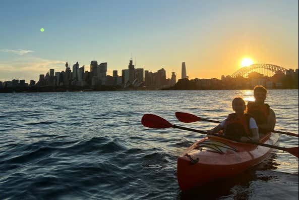 Admirez la ligne d'horizon de Sydney depuis un kayak