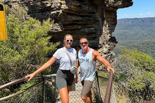Una pareja en el puente de las Montañas Azules