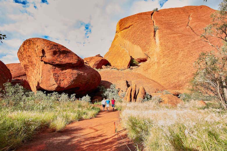 Passeggiando vicino all'Uluru