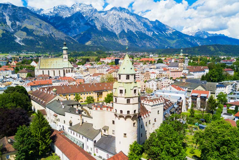 Castillo de Hall in Tirol, con los Alpes de fondo