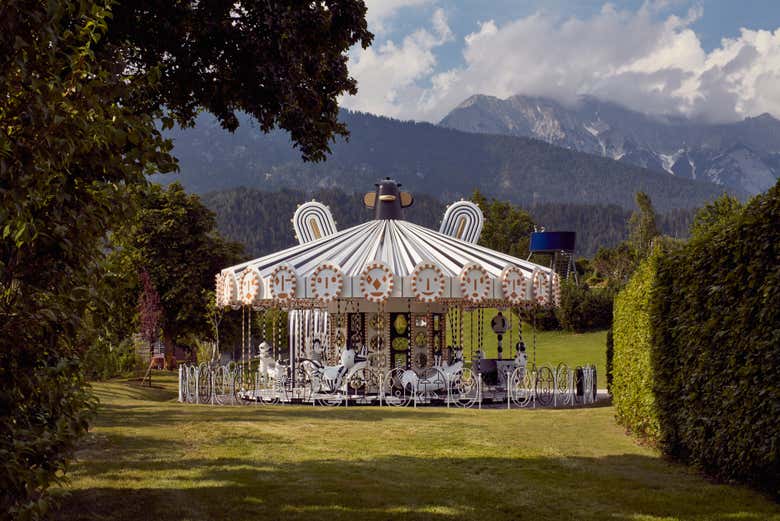 See the carousel in the exterior of the museum
