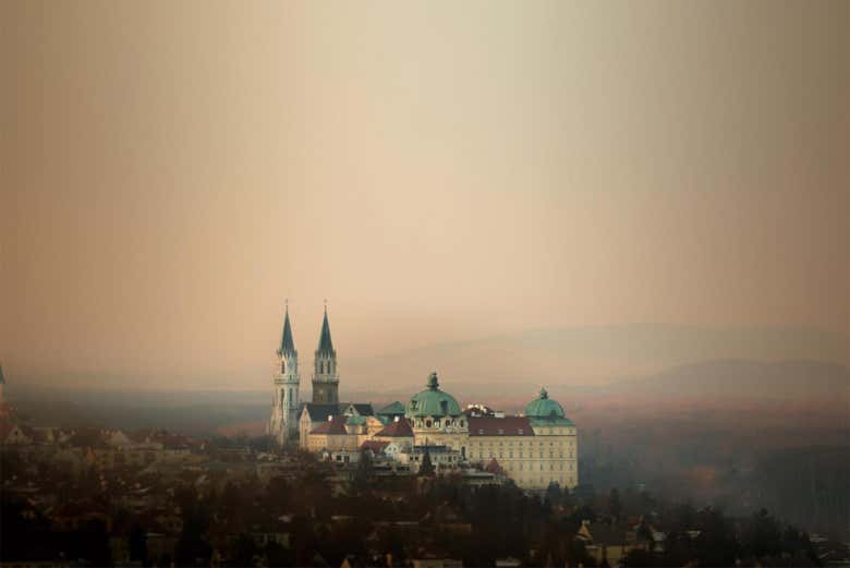 Monasterio de Klosterneuburg con el cielo nublado