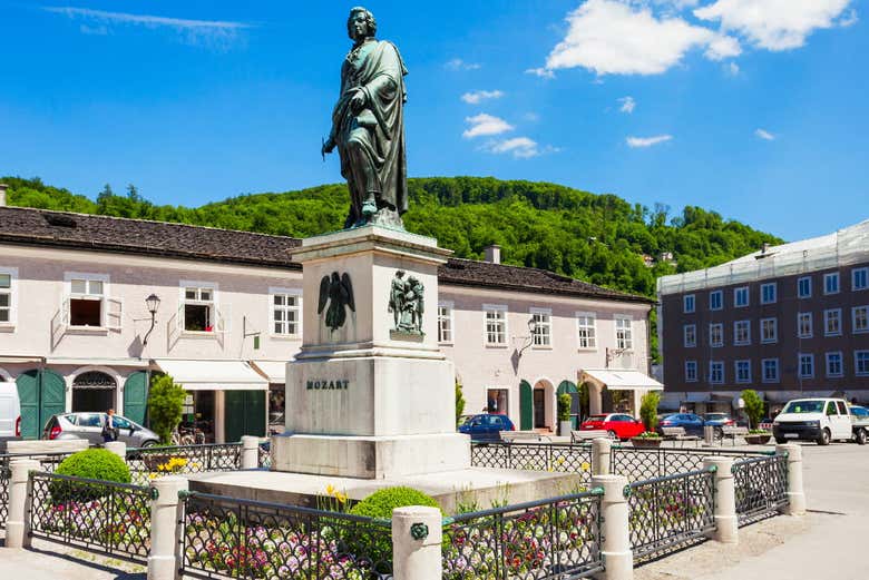 La scultura di Mozart, a Mozartplatz