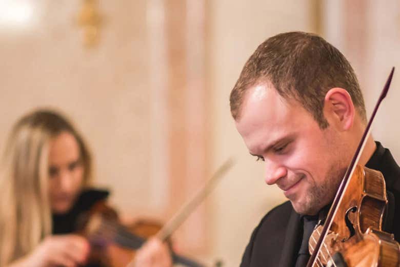 Admire how the musicians play their instruments