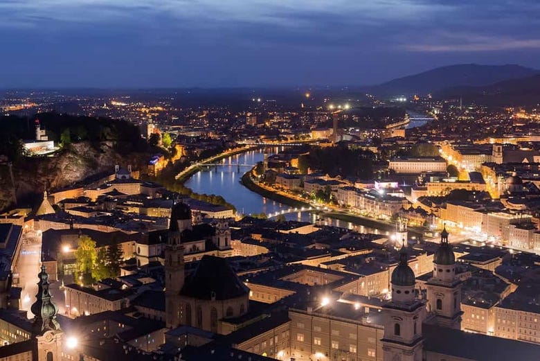 Salzburgo à noite vista da Fortaleza